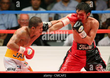 (L à R) Sonny Boy Jaro (PHI), Toshiyuki Igarashi (JPN), le 16 juillet 2012 - Boxe : Toshiyuki Igarashi du Japon hits contre Sonny Boy Jaro des Philippines au cours de la WBC poids mouche au bout de titre Winghat Kasukabe, Saitama, Japon. Toshiyuki Igarashi du Japon a remporté la lutte sur des points après 12 tours. (Photo de Yusuke Nakanishi/AFLO SPORT) [1090] Banque D'Images