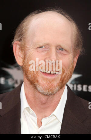 16 juillet 2012 - New York, New York, États-Unis - Réalisateur Ron Howard assiste à la première de New York "The Dark Knight Rises" tenue à l'AMC Lincoln Square Theatre. (Crédit Image : © Kaszerman ZUMAPRESS.com)/Nancy Banque D'Images