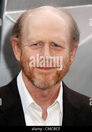 16 juillet 2012 - New York, New York, États-Unis - Réalisateur Ron Howard assiste à la première de New York "The Dark Knight Rises" tenue à l'AMC Lincoln Square Theatre. (Crédit Image : © Kaszerman ZUMAPRESS.com)/Nancy Banque D'Images