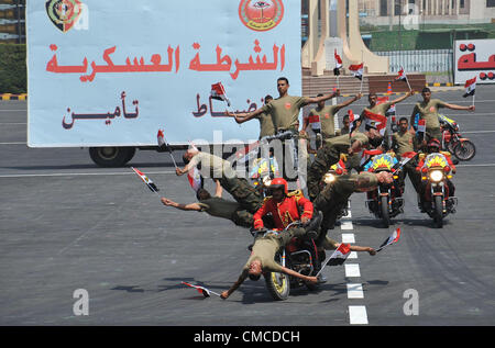 16 juillet 2012 - Le Caire, Le Caire, Égypte - troupes égyptiennes démontrer leurs compétences lors d'une cérémonie de remise de diplômes en présence du Président Mohammed Morsi, invisibles, au Caire, en Egypte, le mardi 17 juillet 2012. Le président égyptien Mohammed Morsi a salué l'armée égyptienne et ses commandants à la fois le nouveau président islamiste et le conseil militaire, qui a pris le pouvoir après l'éviction d'Hosni Moubarak l'an dernier, sont au milieu de l'épreuve de force. Sherif Abd Monam / présidence égyptienne (crédit Image : © Sherif Abd Monam APA/Images/ZUMAPRESS.com) Banque D'Images