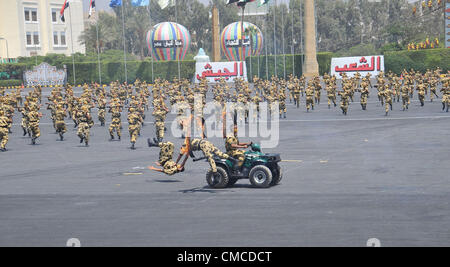 16 juillet 2012 - Le Caire, Le Caire, Égypte - troupes égyptiennes démontrer leurs compétences lors d'une cérémonie de remise de diplômes en présence du Président Mohammed Morsi, invisibles, au Caire, en Egypte, le mardi 17 juillet 2012. Le président égyptien Mohammed Morsi a salué l'armée égyptienne et ses commandants à la fois le nouveau président islamiste et le conseil militaire, qui a pris le pouvoir après l'éviction d'Hosni Moubarak l'an dernier, sont au milieu de l'épreuve de force. Sherif Abd Monam / présidence égyptienne (crédit Image : © Sherif Abd Monam APA/Images/ZUMAPRESS.com) Banque D'Images