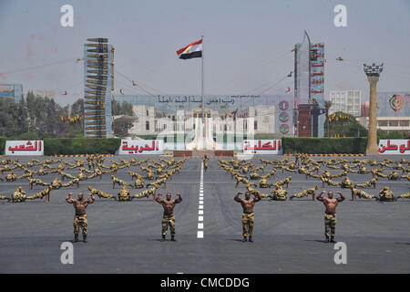 16 juillet 2012 - Le Caire, Le Caire, Égypte - troupes égyptiennes démontrer leurs compétences lors d'une cérémonie de remise de diplômes en présence du Président Mohammed Morsi, invisibles, au Caire, en Egypte, le mardi 17 juillet 2012. Le président égyptien Mohammed Morsi a salué l'armée égyptienne et ses commandants à la fois le nouveau président islamiste et le conseil militaire, qui a pris le pouvoir après l'éviction d'Hosni Moubarak l'an dernier, sont au milieu de l'épreuve de force. Sherif Abd Monam / présidence égyptienne (crédit Image : © Sherif Abd Monam APA/Images/ZUMAPRESS.com) Banque D'Images