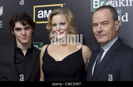 14 juillet 2012 - San Diego, Californie, États-Unis - Acteurs RJ Mitte (L), Bryan Cranston Anna Gunn et assister à la première projection de la cinquième et dernière saison d'AMC Emmy Award de la série ''Breaking Bad'' le 14 juillet 2012 à San Diego, Californie. (Crédit Image : © Susan J. Rose/Prensa Internacional/ZUMAPRESS.com) Banque D'Images