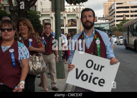 17 juillet 2012 San Antonio, Texas, USA - Les partisans du Président Obama arrivent pour le collecteur de déjeuner à la Henry B. Gonzalez Convention Center. Banque D'Images