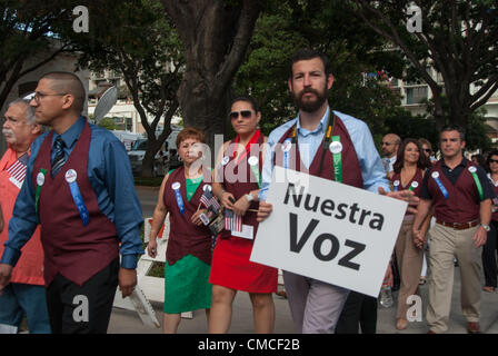 17 juillet 2012 San Antonio, Texas, USA - Les partisans du Président Obama arrivent pour le collecteur de déjeuner à la Henry B. Gonzalez Convention Center. L'étiquette se traduit par "notre voix. : Banque D'Images