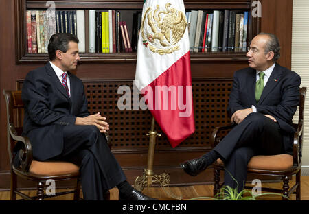 17 juillet 2012 - Mexico, District Fédéral, Mexique - Le Président élu du Mexique Enrique Pena Nieto (L) pose avec le président mexicain Felipe Calderon lors d'une réunion privée à Los Pinos Palais Présidentiel de Mexico, le lundi 17 juillet 2012. (Crédit Image : © Presidencia/Piscine/Pi/Prensa Internacional/ZUMAPRESS.com) Banque D'Images