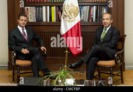 17 juillet 2012 - Mexico, District Fédéral, Mexique - Le Président élu du Mexique Enrique Pena Nieto (L) pose avec le président mexicain Felipe Calderon lors d'une réunion privée à Los Pinos Palais Présidentiel de Mexico, le lundi 17 juillet 2012. (Crédit Image : © Presidencia/Piscine/Pi/Prensa Internacional/ZUMAPRESS.com) Banque D'Images