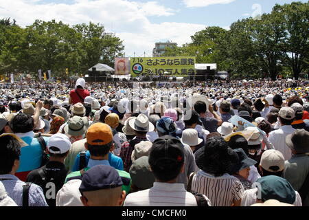 Le 16 juillet 2012, Tokyo, Japon - Manifestants prendre part à un rassemblement anti-nucléaire à Tokyo le lundi 16 juillet, 2012. Des dizaines de milliers de personnes, jeunes et vieux, les familles et les particuliers paniers Tokyo Yoyogi Park pour les plus grands du Japon rallye anti-nucléaire depuis la catastrophe de Fukushima l'an dernier en protestation contre le gouvernement va de plus en plus de redémarrer les réacteurs nucléaires. L'Assemblée, appelé '100 000 Assemblée du peuple de dire adieu aux centrales nucléaires", a attiré une foule d'environ 170 000 personnes, selon les organisateurs. (Photo par Hiroyuki Ozawa/AFLO) [2178] -ty- Banque D'Images