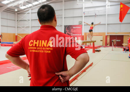 Lisburn, 18/07/2012 - L'entraîneur de l'équipe de gymnastique gymnaste chinois montres formation pour les Jeux Olympiques de 2012 à Londres dans l'Irlande du Nord, Lisburn Banque D'Images