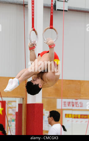 Lisburn, 18/07/2012 - FENG Zhe à partir de la gymnastique chinoise dans la formation de l'équipe pour les Jeux Olympiques de 2012 à Londres à Lisburn, Irlande du Nord Banque D'Images