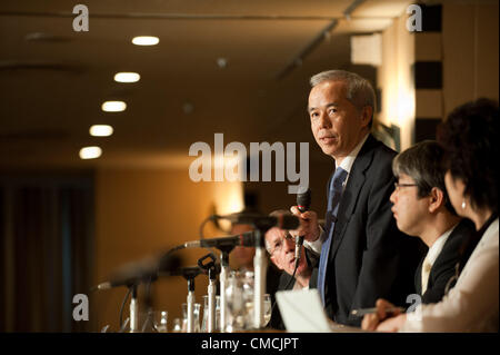 19 juillet 2012 : Tokyo, Japon - Naomi Hirose, président de Tokyo Electric Power Co., Inc. (TEPCO), prend la parole lors d'une conférence de presse au Club des correspondants étrangers du Japon à Tokyo. Une de ses grandes missions est de redémarrer la centrale nucléaire de Kashiwazaki Kariwa complexe, le plus grand complexe d'énergie nucléaire dans la préfecture de Shizuoka. Hirose estime la reprise de l'usine de Kashiwazaki est la clé de la renaissance de TEPCO et le Japon. (Photo de Yumeto Yamazaki/AFLO) Banque D'Images