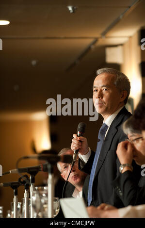 19 juillet 2012 : Tokyo, Japon - Naomi Hirose, président de Tokyo Electric Power Co., Inc. (TEPCO), prend la parole lors d'une conférence de presse au Club des correspondants étrangers du Japon à Tokyo. Une de ses grandes missions est de redémarrer la centrale nucléaire de Kashiwazaki Kariwa complexe, le plus grand complexe d'énergie nucléaire dans la préfecture de Shizuoka. Hirose estime la reprise de l'usine de Kashiwazaki est la clé de la renaissance de TEPCO et le Japon. (Photo de Yumeto Yamazaki/AFLO) Banque D'Images