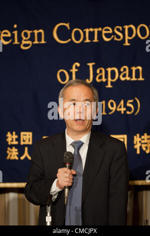 19 juillet 2012 : Tokyo, Japon - Naomi Hirose, président de Tokyo Electric Power Co., Inc. (TEPCO), prend la parole lors d'une conférence de presse au Club des correspondants étrangers du Japon à Tokyo. Une de ses grandes missions est de redémarrer la centrale nucléaire de Kashiwazaki Kariwa complexe, le plus grand complexe d'énergie nucléaire dans la préfecture de Shizuoka. Hirose estime la reprise de l'usine de Kashiwazaki est la clé de la renaissance de TEPCO et le Japon. (Photo de Yumeto Yamazaki/AFLO) Banque D'Images