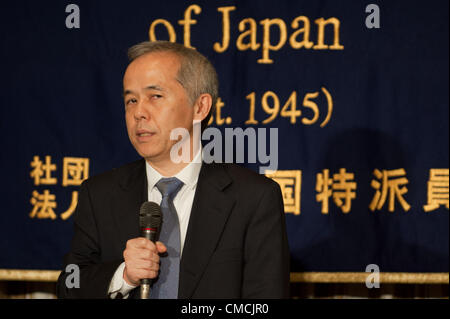 19 juillet 2012 : Tokyo, Japon - Naomi Hirose, président de Tokyo Electric Power Co., Inc. (TEPCO), prend la parole lors d'une conférence de presse au Club des correspondants étrangers du Japon à Tokyo. Une de ses grandes missions est de redémarrer la centrale nucléaire de Kashiwazaki Kariwa complexe, le plus grand complexe d'énergie nucléaire dans la préfecture de Shizuoka. Hirose estime la reprise de l'usine de Kashiwazaki est la clé de la renaissance de TEPCO et le Japon. (Photo de Yumeto Yamazaki/AFLO) Banque D'Images