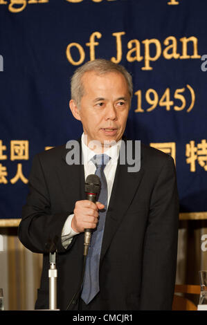 19 juillet 2012 : Tokyo, Japon - Naomi Hirose, président de Tokyo Electric Power Co., Inc. (TEPCO), prend la parole lors d'une conférence de presse au Club des correspondants étrangers du Japon à Tokyo. Une de ses grandes missions est de redémarrer la centrale nucléaire de Kashiwazaki Kariwa complexe, le plus grand complexe d'énergie nucléaire dans la préfecture de Shizuoka. Hirose estime la reprise de l'usine de Kashiwazaki est la clé de la renaissance de TEPCO et le Japon. (Photo de Yumeto Yamazaki/AFLO) Banque D'Images