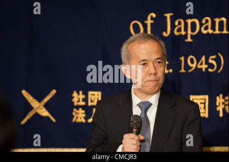 19 juillet 2012 : Tokyo, Japon - Naomi Hirose, président de Tokyo Electric Power Co., Inc. (TEPCO), prend la parole lors d'une conférence de presse au Club des correspondants étrangers du Japon à Tokyo. Une de ses grandes missions est de redémarrer la centrale nucléaire de Kashiwazaki Kariwa complexe, le plus grand complexe d'énergie nucléaire dans la préfecture de Shizuoka. Hirose estime la reprise de l'usine de Kashiwazaki est la clé de la renaissance de TEPCO et le Japon. (Photo de Yumeto Yamazaki/AFLO) Banque D'Images