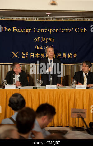 19 juillet 2012 : Tokyo, Japon - Naomi Hirose, président de Tokyo Electric Power Co., Inc. (TEPCO), prend la parole lors d'une conférence de presse au Club des correspondants étrangers du Japon à Tokyo. Une de ses grandes missions est de redémarrer la centrale nucléaire de Kashiwazaki Kariwa complexe, le plus grand complexe d'énergie nucléaire dans la préfecture de Shizuoka. Hirose estime la reprise de l'usine de Kashiwazaki est la clé de la renaissance de TEPCO et le Japon. (Photo de Yumeto Yamazaki/AFLO) Banque D'Images