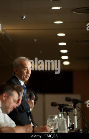 19 juillet 2012 : Tokyo, Japon - Naomi Hirose, président de Tokyo Electric Power Co., Inc. (TEPCO), prend la parole lors d'une conférence de presse au Club des correspondants étrangers du Japon à Tokyo. Une de ses grandes missions est de redémarrer la centrale nucléaire de Kashiwazaki Kariwa complexe, le plus grand complexe d'énergie nucléaire dans la préfecture de Shizuoka. Hirose estime la reprise de l'usine de Kashiwazaki est la clé de la renaissance de TEPCO et le Japon. (Photo de Yumeto Yamazaki/AFLO) Banque D'Images