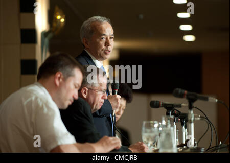 19 juillet 2012 : Tokyo, Japon - Naomi Hirose, président de Tokyo Electric Power Co., Inc. (TEPCO), prend la parole lors d'une conférence de presse au Club des correspondants étrangers du Japon à Tokyo. Une de ses grandes missions est de redémarrer la centrale nucléaire de Kashiwazaki Kariwa complexe, le plus grand complexe d'énergie nucléaire dans la préfecture de Shizuoka. Hirose estime la reprise de l'usine de Kashiwazaki est la clé de la renaissance de TEPCO et le Japon. (Photo de Yumeto Yamazaki/AFLO) Banque D'Images