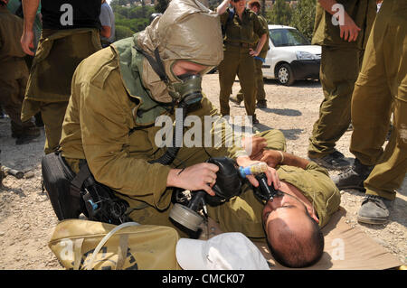 Haïfa, Israël. 19 juillet, 2012. Le front intérieur et les services de secours de commande effectuer le plus grand jamais organisé de forage avant accueil à Haïfa. L'exercice est conçu pour simuler des centaines de roquettes frappant de la ville, y compris des tirs directs sur les bâtiments stratégiques. L'exercice comprend un exercice dans lequel les forces civiles et militaires face à une attaque impliquant des matières dangereuses, ainsi qu'exercices auxquels la population civile est évacuée vers des installations protégées. Forces canadiennes sont également simuler un tir de roquette sur Haïfa Université Technion. Banque D'Images