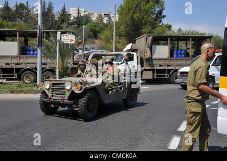 Haïfa, Israël. 19 juillet, 2012. Le front intérieur et les services de secours de commande effectuer le plus grand jamais organisé de forage avant accueil à Haïfa. L'exercice est conçu pour simuler des centaines de roquettes frappant de la ville, y compris des tirs directs sur les bâtiments stratégiques. L'exercice comprend un exercice dans lequel les forces civiles et militaires face à une attaque impliquant des matières dangereuses, ainsi qu'exercices auxquels la population civile est évacuée vers des installations protégées. Forces canadiennes sont également simuler un tir de roquette sur Haïfa Université Technion. Banque D'Images