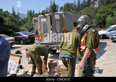 Haïfa, Israël. 19 juillet, 2012. Le front intérieur et les services de secours de commande effectuer le plus grand jamais organisé de forage avant accueil à Haïfa. L'exercice est conçu pour simuler des centaines de roquettes frappant de la ville, y compris des tirs directs sur les bâtiments stratégiques. L'exercice comprend un exercice dans lequel les forces civiles et militaires face à une attaque impliquant des matières dangereuses, ainsi qu'exercices auxquels la population civile est évacuée vers des installations protégées. Forces canadiennes sont également simuler un tir de roquette sur Haïfa Université Technion. Banque D'Images