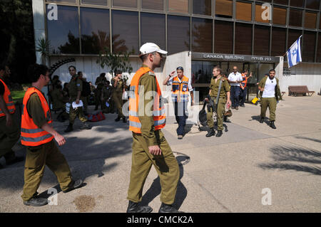 Haïfa, Israël. 19 juillet, 2012. Le front intérieur et les services de secours de commande effectuer le plus grand jamais organisé de forage avant accueil à Haïfa. L'exercice est conçu pour simuler des centaines de roquettes frappant de la ville, y compris des tirs directs sur les bâtiments stratégiques. L'exercice comprend un exercice dans lequel les forces civiles et militaires face à une attaque impliquant des matières dangereuses, ainsi qu'exercices auxquels la population civile est évacuée vers des installations protégées. Forces canadiennes sont également simuler un tir de roquette sur Haïfa Université Technion. Banque D'Images