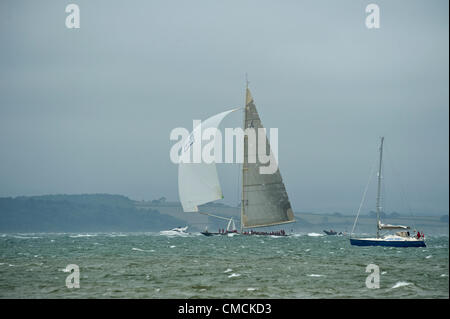 Valsheda courses dans la classe J dans le Solent race Régate au large de l'île de Wight 18-21 juillet 2012. Yachts face 20 noeuds vent, à la pluie et la mauvaise visibilité. La course finale autour de l'île le 21 juillet va utiliser l'original 1851 100 Guinée Cup depuis bien sûr connu comme la Coupe des Amériques. Banque D'Images