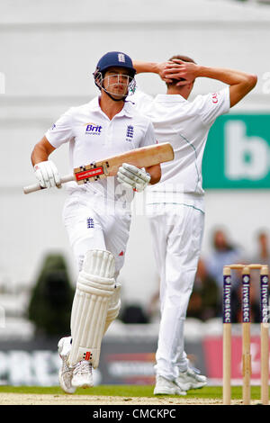 UK. 19/07/2012 Londres, Angleterre. L'Angleterre Alastair Cook exécute un seul passé Morne Morkel de l'Afrique du Sud au cours de l'Investec international cricket test match entre l'Angleterre et l'Afrique, a joué à la Kia Oval Cricket Ground : crédit obligatoire : Mitchell Gunn Banque D'Images