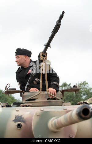 Le plus grand militaire annuel événement a commencé ses cinq jours à la guerre et paix Show à Hop Farm, Paddock Wood, Kent au Royaume-Uni 18.juillet.2012 de passionnés à travers le monde en costumes et accessoires prendre part à cinq jours de batailles simulées et des scènes de la Première et Deuxième guerres mondiales. Banque D'Images