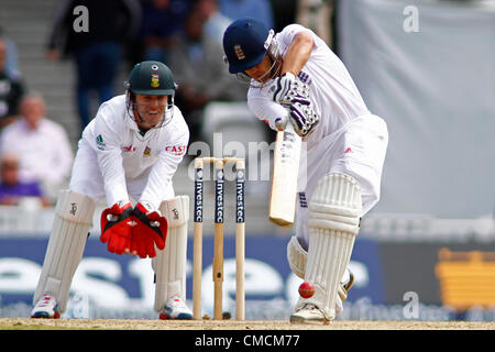 19/07/2012 Londres, Angleterre. L'Afrique du Sud de l'Angleterre de Villiers et Jonathan Trott au cours de l'Investec international cricket test match entre l'Angleterre et l'Afrique, a joué à la Kia Oval Cricket Ground : crédit obligatoire : Mitchell Gunn Banque D'Images