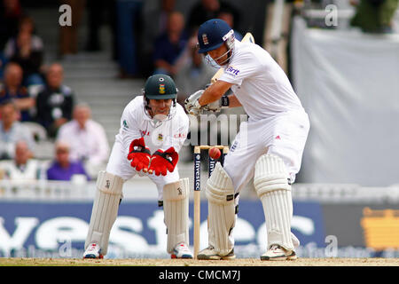 19/07/2012 Londres, Angleterre. L'Afrique du Sud de l'Angleterre de Villiers et Jonathan Trott au cours de l'Investec international cricket test match entre l'Angleterre et l'Afrique, a joué à la Kia Oval Cricket Ground : crédit obligatoire : Mitchell Gunn Banque D'Images