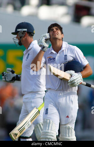 19/07/2012 Londres, Angleterre. L'Angleterre Alastair Cook célèbre un siècle en regardant vers le ciel au cours de l'Investec international cricket test match entre l'Angleterre et l'Afrique, a joué à la Kia Oval Cricket Ground : crédit obligatoire : Mitchell Gunn Banque D'Images