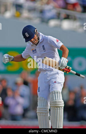 19/07/2012 Londres, Angleterre. L'Angleterre Alastair Cook célèbre un siècle durant l'Investec international cricket test match entre l'Angleterre et l'Afrique, a joué à la Kia Oval Cricket Ground : crédit obligatoire : Mitchell Gunn Banque D'Images