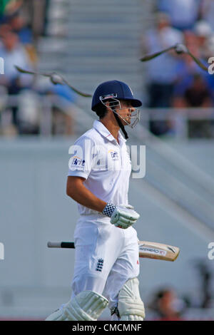 19/07/2012 Londres, Angleterre. L'Angleterre Alastair Cook célèbre un siècle durant l'Investec international cricket test match entre l'Angleterre et l'Afrique, a joué à la Kia Oval Cricket Ground : crédit obligatoire : Mitchell Gunn Banque D'Images