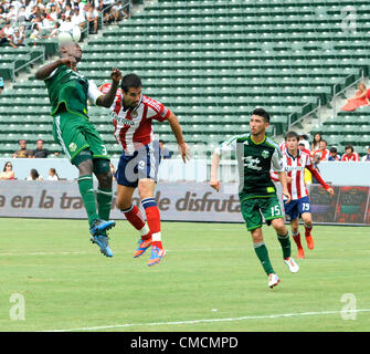 19 juillet 2012 - Los Angeles, Californie, USA - Major League Soccer MLS-Chivas USA en avant-JUAN PABLO ANGEL et Portland Timbers sur HANYER MOSQUERA lutte pour le contrôle de la balle au Home Depot Center, Carson, Californie, USA, le 18 juillet 2012. Chivas USA a remporté le match 1 à 0...l'image de crédit cr Scott Mitchell/ZUMA Press (crédit Image : © Scott Mitchell/ZUMAPRESS.com) Banque D'Images