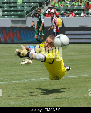 19 juillet 2012 - Los Angeles, Californie, États-Unis - Portland Timbers gardien TROY PERKINS bloque un tir au but au cours de la deuxième moitié de jouer au Home Depot Center. (Crédit Image : © Scott Mitchell/ZUMAPRESS.com) Banque D'Images