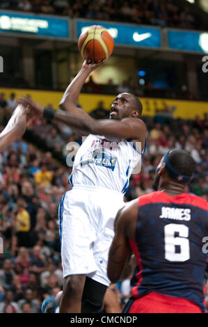 Manchester Evening News Arena, Manchester, Royaume-Uni. Jeudi 19 juillet 2012. Luol Deng de Grande-bretagne jumping de marquer deux points contre les USA dans leurs Jeux Olympiques basketball 2012 warm up match à la Manchester Evening News Arena. Crédit : Colin Edwards/Alamy Live News Banque D'Images