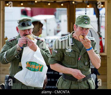 Les amateurs de militaires de tous âges (certains en uniforme) assister à la guerre et de la paix montrent à l'Hop Farm, Paddock Wood, Kent. 19 juillet 2012. Banque D'Images