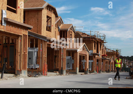 19 juillet 2012 - Aliso Viejo, Californie, États-Unis - Une équipe de construction travaille sur une nouvelle maison à Aliso Viejo à Orange County. Nouvelle construction maison aux États-Unis a augmenté en juin pour le plus haut niveau en près de quatre ans, ce qui indique que le marché immobilier résidentiel est le renforcement de même que d'autres parties de l'économie cool. Le début de la construction de maisons aux États-Unis ont augmenté plus que prévu en juin au rythme le plus rapide en près de quatre ans, ce qui indique de meilleures perspectives pour le marché de l'immobilier résidentiel. Les mises en chantier ont augmenté de 6,9 pour cent à un rythme annuel de 760 000 711 000 après un taux révisé en mai qui était plus rapide e Banque D'Images