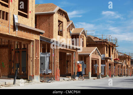 19 juillet 2012 - Aliso Viejo, Californie, États-Unis - Une équipe de construction travaille sur une nouvelle maison à Aliso Viejo à Orange County. Nouvelle construction maison aux États-Unis a augmenté en juin pour le plus haut niveau en près de quatre ans, ce qui indique que le marché immobilier résidentiel est le renforcement de même que d'autres parties de l'économie cool. Le début de la construction de maisons aux États-Unis ont augmenté plus que prévu en juin au rythme le plus rapide en près de quatre ans, ce qui indique de meilleures perspectives pour le marché de l'immobilier résidentiel. Les mises en chantier ont augmenté de 6,9 pour cent à un rythme annuel de 760 000 711 000 après un taux révisé en mai qui était plus rapide e Banque D'Images