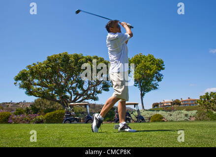 14 juillet 2012 - Dana Point, Californie, États-Unis - Golfeur tees au large sur les liens. Monarch Beach Golf Links de 18 trous, est l'un des deux seuls cours face à l'océan dans le comté d'Orange. Avec sa vue panoramique de l'océan Pacifique, Monarch Beach Golf Links est l'une des rares en bord de championnat de golf en Californie. Conçu par Robert Trent Jones, Jr. et d'après le style links écossais de jouer le golf, mise en page de l'intrigant s'étend le long de la côte sud du comté d'Orange dans la région de Dana Point. (Crédit Image : © Ruaridh Stewart/ZUMAPRESS.com) Banque D'Images