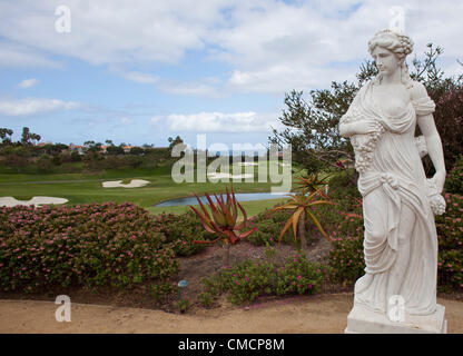 14 juillet 2012 - Dana Point, Californie, États-Unis - Monarch Beach Golf Links de 18 trous, est l'un des deux seuls cours face à l'océan dans le comté d'Orange. Avec sa vue panoramique de l'océan Pacifique, Monarch Beach Golf Links est l'une des rares en bord de championnat de golf en Californie. Conçu par Robert Trent Jones, Jr. et d'après le style links écossais de jouer le golf, mise en page de l'intrigant s'étend le long de la côte sud du comté d'Orange dans la région de Dana Point. (Crédit Image : © Ruaridh Stewart/ZUMAPRESS.com) Banque D'Images