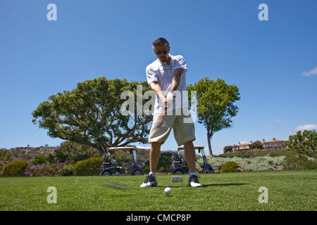 14 juillet 2012 - Dana Point, Californie, États-Unis - Golfeur tees au large sur les liens. Monarch Beach Golf Links de 18 trous, est l'un des deux seuls cours face à l'océan dans le comté d'Orange. Avec sa vue panoramique de l'océan Pacifique, Monarch Beach Golf Links est l'une des rares en bord de championnat de golf en Californie. Conçu par Robert Trent Jones, Jr. et d'après le style links écossais de jouer le golf, mise en page de l'intrigant s'étend le long de la côte sud du comté d'Orange dans la région de Dana Point. (Crédit Image : © Ruaridh Stewart/ZUMAPRESS.com) Banque D'Images