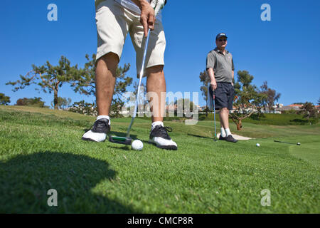 14 juillet 2012 - Dana Point, Californie, États-Unis - Golfeur tees au large sur les liens. Monarch Beach Golf Links de 18 trous, est l'un des deux seuls cours face à l'océan dans le comté d'Orange. Avec sa vue panoramique de l'océan Pacifique, Monarch Beach Golf Links est l'une des rares en bord de championnat de golf en Californie. Conçu par Robert Trent Jones, Jr. et d'après le style links écossais de jouer le golf, mise en page de l'intrigant s'étend le long de la côte sud du comté d'Orange dans la région de Dana Point. (Crédit Image : © Ruaridh Stewart/ZUMAPRESS.com) Banque D'Images