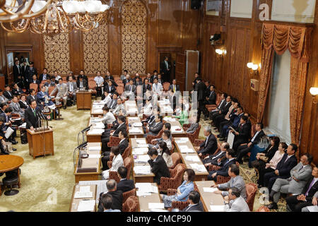 Juillet 19, 2012, Tokyo, Japon - Le Premier ministre Yoshihiko Noda, debout à gauche, donne à ses réponses au cours d'une session spéciale de la Chambre des Conseillers de délibérer les projets de réformes globales du Japon à la sécurité sociale et des systèmes fiscaux à la diète à Tokyo le Jeudi, Juillet 19, 2012. Noda est confronté à une tâche difficile de passer avec sa signature de projets de loi à la lumière d'une ruée de départs par des membres du parti au pouvoir, le Parti démocratique du Japon après une échappée par son ancien membre Ichiro Ozawa et le lancement d'un parti politique de son propre pour aller Toe-to-toe contre Noda. (Photo de bla) Banque D'Images