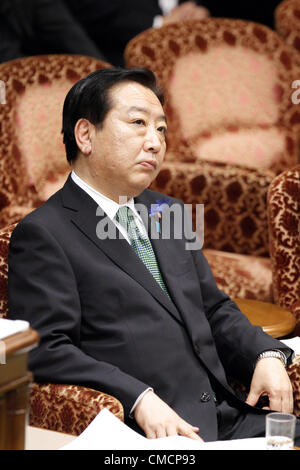 Juillet 19, 2012, Tokyo, Japon - Le Premier ministre Yoshihiko Noda réfléchit à des questions au cours d'une session spéciale de la Chambre des Conseillers de délibérer les projets de réformes globales du Japon à la sécurité sociale et des systèmes fiscaux à la diète à Tokyo le Jeudi, Juillet 19, 2012. Noda est confronté à une tâche difficile de passer avec sa signature de projets de loi à la lumière d'une ruée de départs par des membres du parti au pouvoir, le Parti démocratique du Japon après une échappée par son ancien membre Ichiro Ozawa et le lancement d'un parti politique de son propre pour aller Toe-to-toe contre Noda. (Photo de bla) Banque D'Images