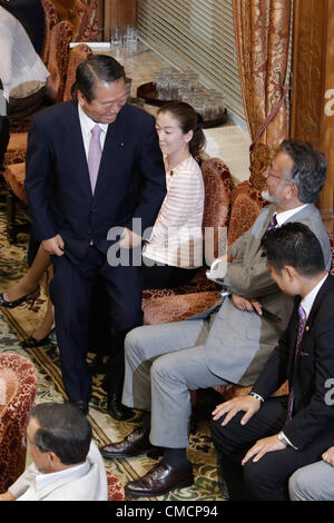 Juillet 19, 2012, Tokyo, Japon - pivot politique japonais Ichiro Ozawa, debout, arrive pour une session spéciale de la Chambre des Conseillers de délibérer les projets de réformes globales du Japon à la sécurité sociale et des systèmes fiscaux à la diète à Tokyo le Jeudi, Juillet 19, 2012. C'était une scène rare de voir les 70 ans courtier en alimentation à la Chambre haute. Ozawa ont rompu avec le parti démocrate du Japon et a lancé son propre parti pour aller Toe-to-toe contre le premier ministre Yoshihiko Noda, qui fait face à une tâche difficile de passer avec sa signature de projets de loi à la lumière d'une ruée de départs par DPJ mem Banque D'Images