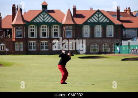 Toru Taniguchi (JPN), le 18 juillet 2012 - Golf : Toru Taniguchi du Japon hits son 18e trou de balle approche au cours d'une ronde de pratique du 141e British Open Championship au Royal Lytham & St Annes Golf Club à Lytham St Annes, Lancashire, Angleterre. (Photo de Koji Aoki/AFLO SPORT) [0008] Banque D'Images