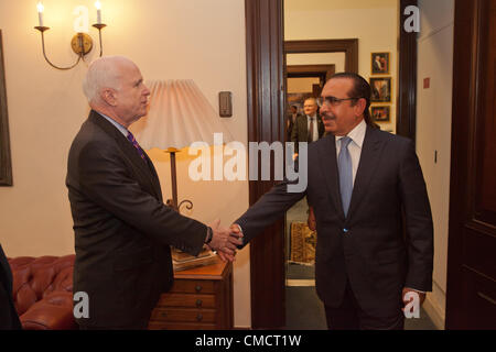 Sen John McCain (R-AZ) Rencontre avec S.E. le général Cheikh Rashed Bin Abdulla Al Khalifa, Ministre de l'intérieur au cours d'une visite officielle au Capitole à Washington DC, le mardi 17 juillet, 2012. Banque D'Images
